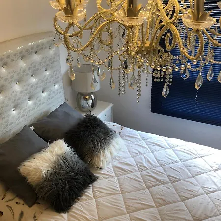 Romantic Room In Shared Apartment *